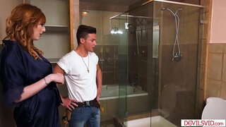 Busty felesége felszarvazott férj által a szopás meg a kurva vízvezeték szerelő