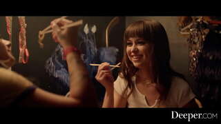 Mas malalim. Sexy babes tangkilikin tomboy fuck