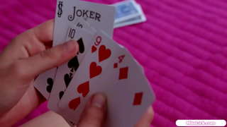 Malé prsia, blond má skutočný hottie v jej spálni.Ich bozk a cicať prsia, ako si olizuje jej oholený piči.Ona facerides na útle dieťa v 69er