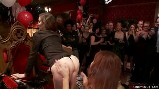 Две рабыни милфы с большими сиськами Симоне Соней и Сирен де Мер на публичной вечеринке по случаю Дня рождения госпожи принцессы Донны Долоре трахаются в глотки