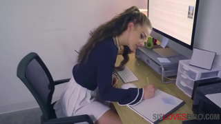 العذراء الطالب الذي يذاكر كثيرا أختي يجد الأخ الديك مثيرة للاهتمام