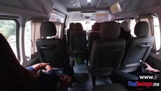 Petite Tailandès nena va agafar en estreta cony