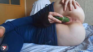 PAWG Mooie Duif neukt haar strakke kutje met lange komkommer