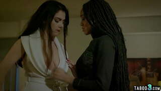 Cu sâni mari lesbiene seful multumit de ea angajatul negru