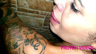 Vòi hoa sen đằng sau hậu trường với các cô gái tóc vàng