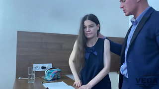 LA MAISON DE LA CLASSE DE SORTIE DE LA MAIN ET LE PROFESSEUR VOULAIT BAISER DE L&#039;ÉTUDIANT DANS LE CUL