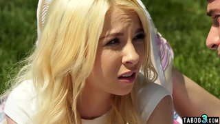 Teen stepsister fucked yn fras yn yr ardd yn yr awyr agored