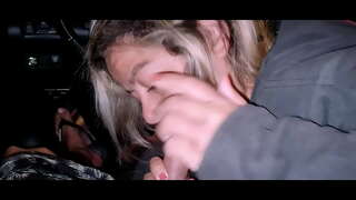 Дал прокатиться, чтобы помочь девушке и смотрит на то, что она сделала...