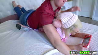 Сексуальная геймерша Ава Синклер калдыра үз уенны башлый трахать әгъзасы, үзенең егетне, заставляя аның кончить аның зур сиськи