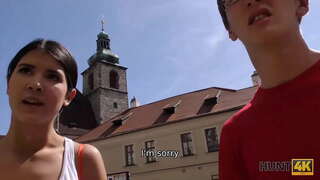 HUNT4K. Ricco cacciatore seduce petite bruna che aveva bisogno di denaro per le vacanze