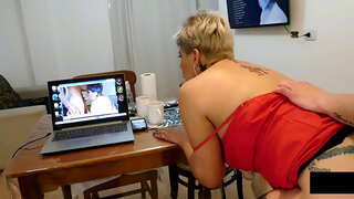 Mastürbasyon yaparken beni gözetlediğini keşfediyorum ve taşana kadar kıçımı sütle doldurmasını sağlıyorum .....