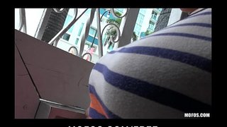 Калон синица brunette духтар Сабрина Taylor медиҳад бузург ҷамъиятӣ БЖ