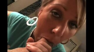 Keq Holly blowjob &amp;amp; farting në dick