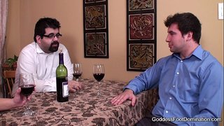 Footjob - Gruaja e mbyll nën tabelën e biznesit merren