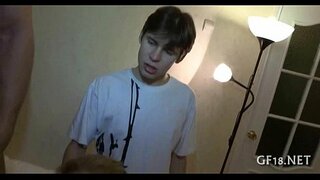 Διεστραμμένη spectacled τύπος κρατάει το χέρι