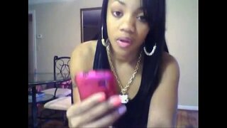 Сексуальна негритянка з красивою попкою займається тверком