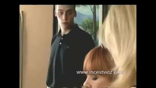 Langkah Ibu lan Putra langkah ngunjungi dominan langkah Lik ing dheweke ulang Tahun