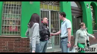 Fremmed kysser henne full magi