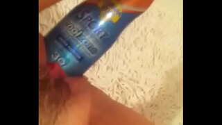 Toying le suncream botal