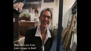 Sexy დიასახლისი, უნიფორმა, მისი სამუშაო ადგილი