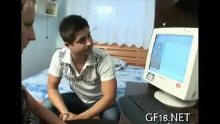 Tsara tarehy ara-dalàna faha-tanora zazavavy mijoro doggy lamaody