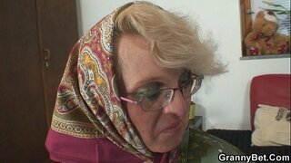 Siya pleases isang batang taong hindi kilala