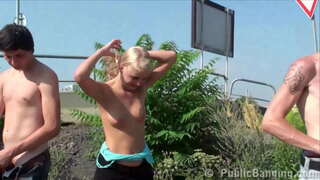 Y. շեկ զբաղվում է հրապարակային սեքսով փողոցում օրը ցերեկով