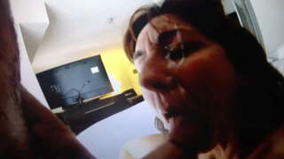 Cougar puta fai unha enorme carga no seu rostro!