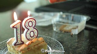PornPros - Cassidy Ryan celebra o seu aniversario de 18 anos con bolo e galo