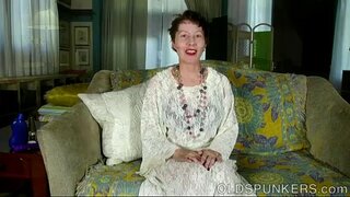 Nakakatuwa matanda sa puwit spunker fucks ang kanyang masikip maliit na butas para sa iyo