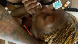 Głębokie gardło z beztroską głowicą od czarne dziewczyny толстушки