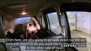 ���ំ tits ស្ម័គ្រទទួលបានផ្ទៃមុខនៅក្នុងក្លែងតាក់ស៊ី