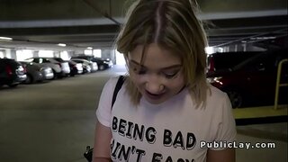 Американская блондинка с большой жопой трахается на открытом воздухе