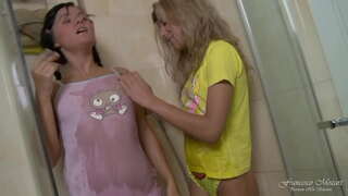 Две на младите лесбийки изпитва истински оргазъм от анален вибратор в душата