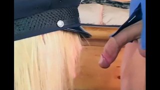 Mooi vroulike polisieman naai in handskoene en kouse