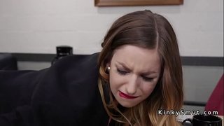 Brunette бо нињоии сиськами раҳбари дрочит анал худ продавщице