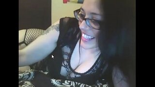 Дрочит мою задницу и раздвигает киску