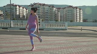 ���ੇਖ-ਦੁਆਰਾ ਊਠ-ਅੰਗੂਠੇ leggings ਅਤੇ ਪਾਰਦਰਸ਼ੀ ਸਰੋਵਰ ਸਿਖਰ