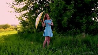 Украинская красавица Канара раздевается на открытом воздухе