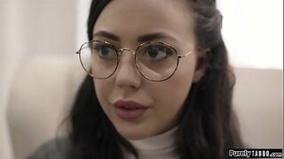 Preocupat verges últim recurs és el treballador social shes reunió.Hes l&#039;únic que pot ajudar a ella i la seva germana, però es tracta a un preu.Ell vol que ella tenir sexe amb ell.L&#039;enginy no hi ha altra opció ella gorges la seva polla i li permet menjar-se-la a terme abans que folla