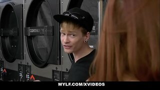 חזק בכוס (VannaBardot) מקבל ליקק את הדגדגן שלה על ידי MILF (SereneSiren)