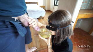 ���ेसी Deepthroat हवर्या सारखा तोंडात कोंबणे साठी गुलाम मुलगी - पेय वाटी मूत्रविसर्जन!