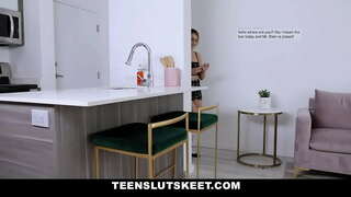 Teen babe ngijini classmate jancok dheweke ing ijol-ijolan kanggo dheweke test makalah