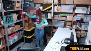 Ilgas atkarpas, teenie uzkliuvo, prekybos centre ir tampa grubus fuck