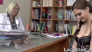 Peituda GILF domina un quente de novo bebé