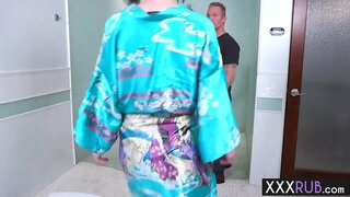 شرارتی MILF massaeg ایک لوگوں کے جسم اور سوار بڑی بات