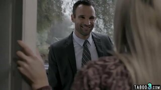 Зряла жена с големи гърди моли колега на съпруга си