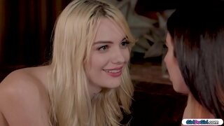 ברונעט איז קוקן פֿאַר די ווייַט און פרעגט איר בלאָנדע ווייַט אויב זי ווייסט ווו עס איז.אַלע נאַקעט זי אומקערן אַרום מיט די ווייַט אין איר טאָכעס.זייַן אַלע טייל צו לוסאַן איר אַרויף און זי סעדוסעס איר.זיי קוש, און זי ליקס איר לאָך איידער איר מוטער