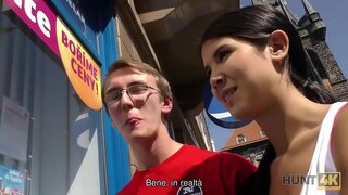 HUNT4K. An cuckold nerd sásta a fháil a íocadh le haghaidh pussy a chailín