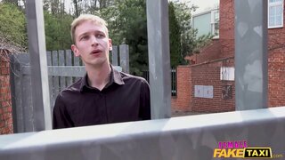 أنثى أجرة وهمية امرأة سمراء اشتعلت اللعب مع بوسها من قبل الرجل المجاور